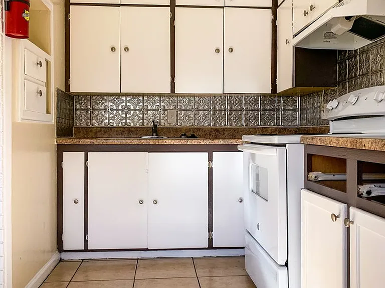 Spacious 2 Bedroom Apartment with Fireplace — Photo 17