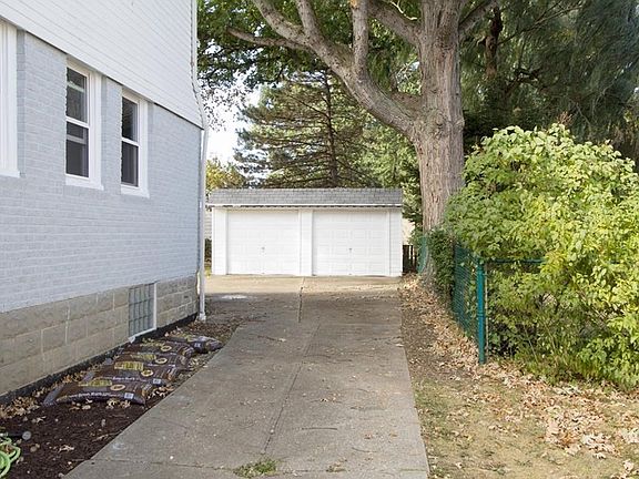Detached 2 car garage, plenty of parking space for visitors!