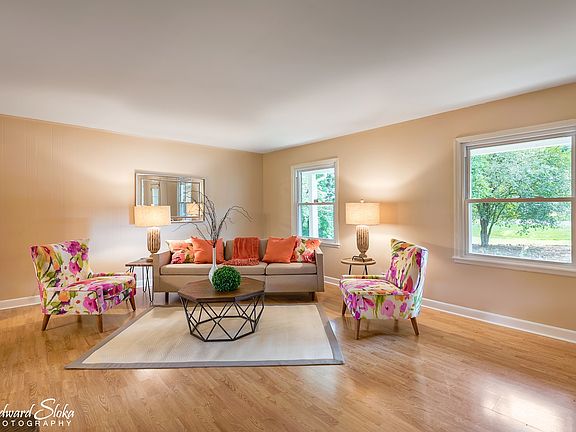 Light, bright & freshly painted, laminate floors.