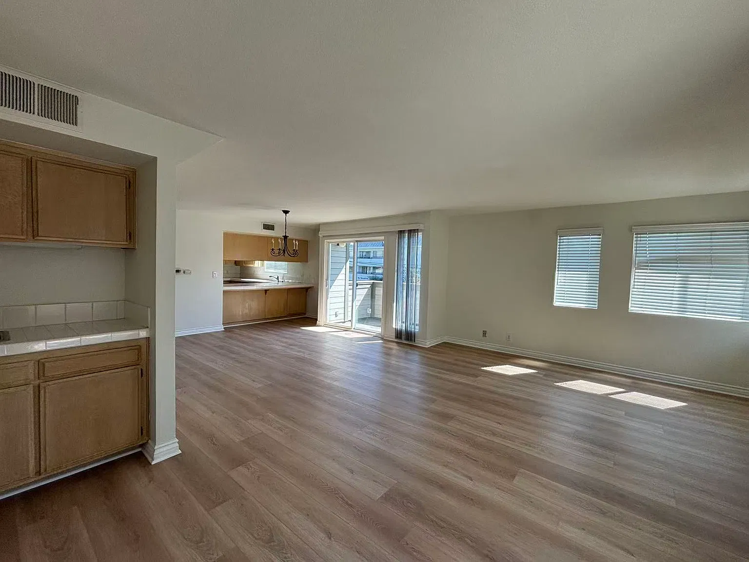 2 bed, 2.5 bath, 1215 sqft, $3,200 — Photo 4