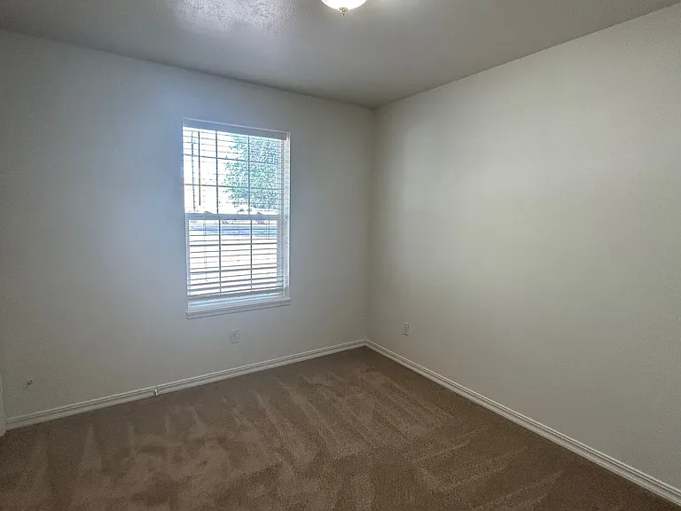465 Taft — Photo 22