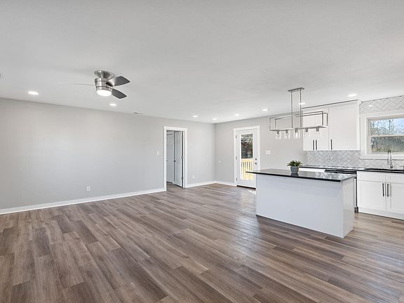 3rd image of 2442 Ella Dr SE