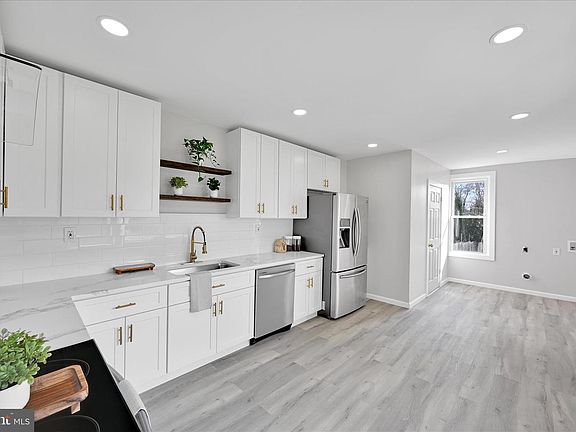 2nd image of 1074 E Main St