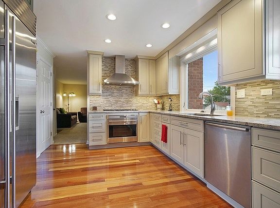3rd image of 1109 S Oakwood Dr