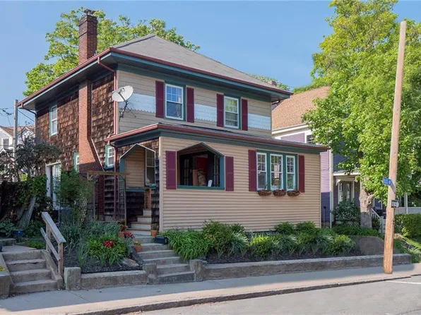 8 Bliss Rd, Newport, RI 02840