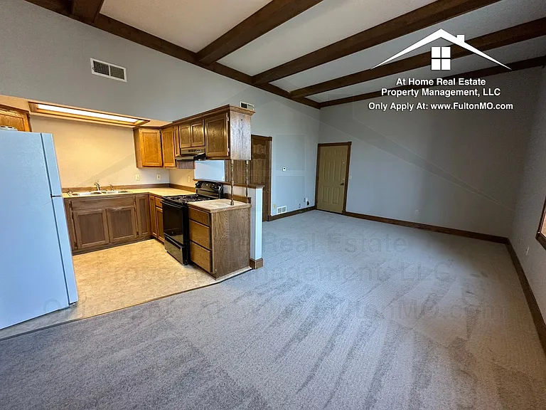103 E 10th St #13 — Photo 5