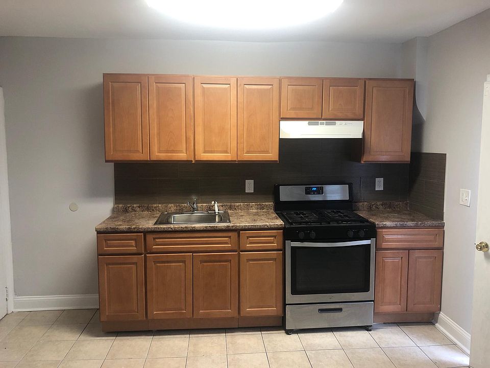 1st image of 530 E Mayland St