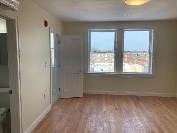 3rd image of 325 Newport Ave APT 37