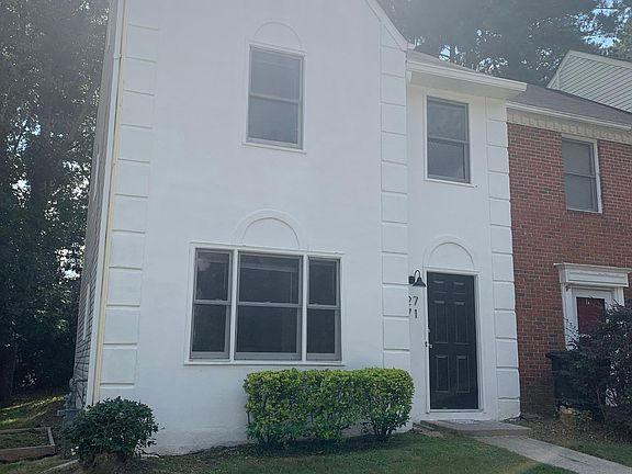More privacy with an end-unit, awesome level back yard