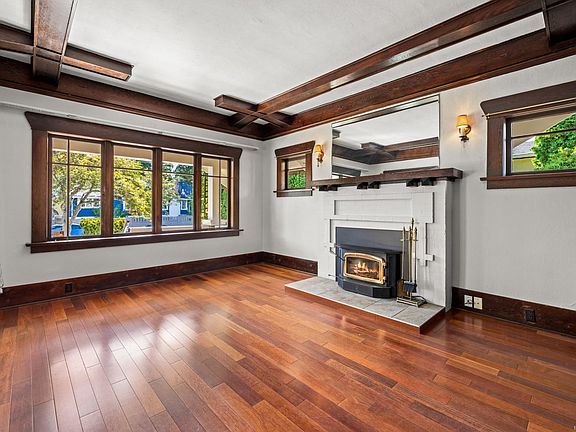5th image of 908 Cowichan St