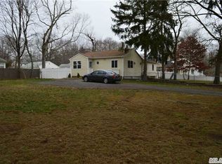 9 William St, Farmingville, NY 11738