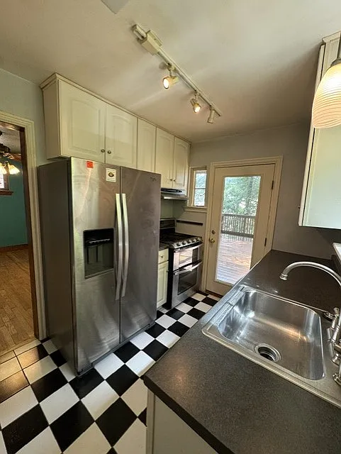 3 bed, 1232 sqft, $2,400 — Photo 4