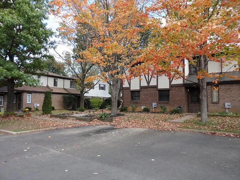 43 Hollybrooke Dr — Photo 9