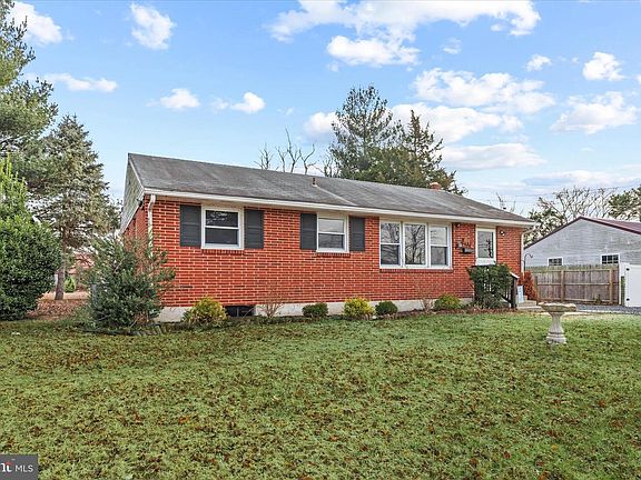 3rd image of 723 Hurley Park Dr