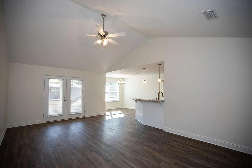 217 Summerfield Dr — Photo 2