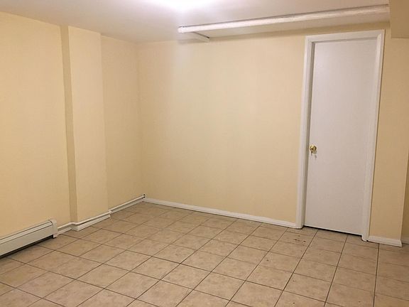 New masterbed with walk in closet