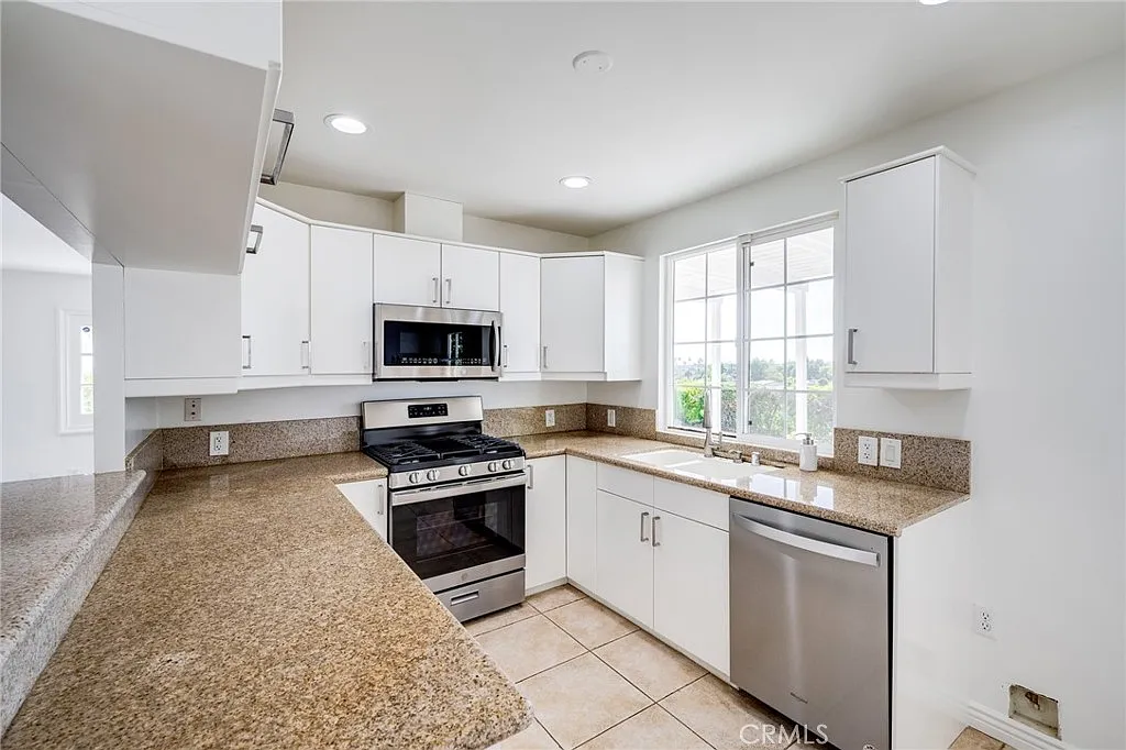 4 bed, 3.5 bath, 2224 sqft, $5,900 — Photo 4
