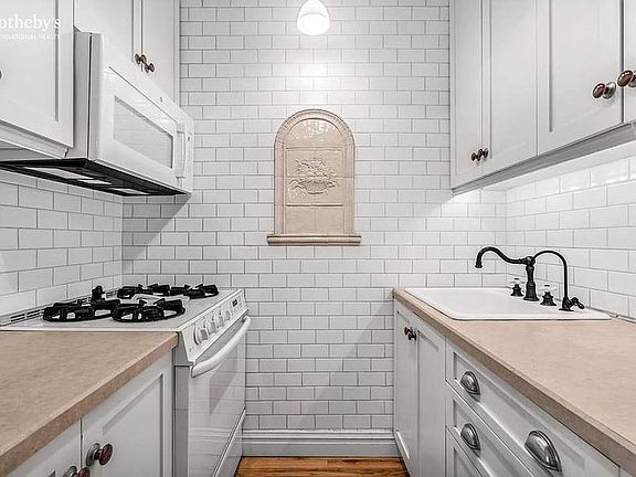 5th image of 420 W 47th St APT 3C