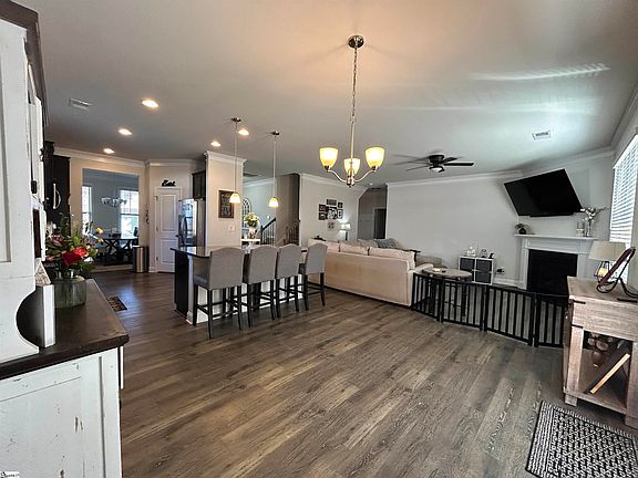 4th image of 231 Raleighwood Ln
