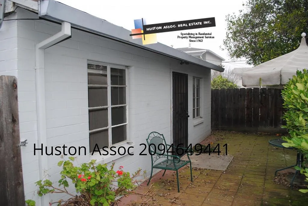 141 E Grove St photo 1