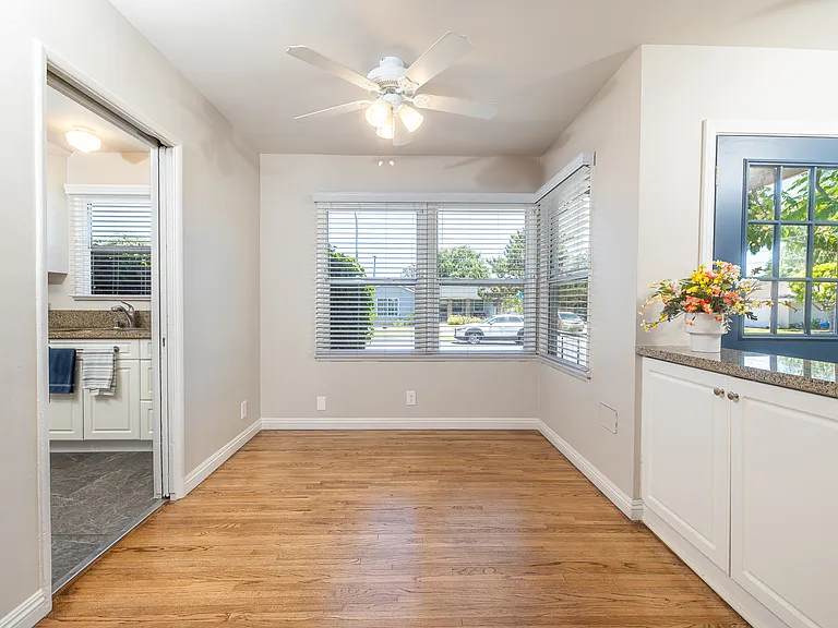 521 E Date St — Photo 12