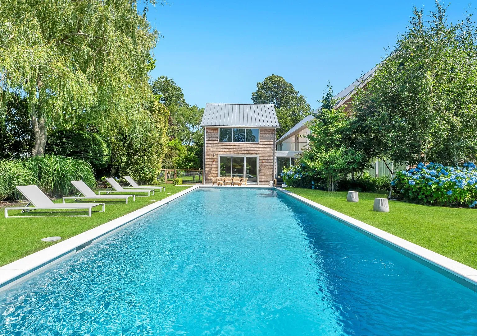 Luxurious Resort-Style Water Mill Estate, Minutes to Town & Beach — Photo 2