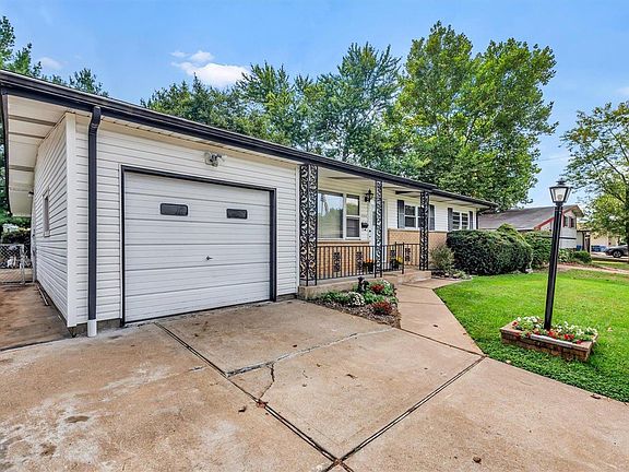 3rd image of 2260 Martin Dr