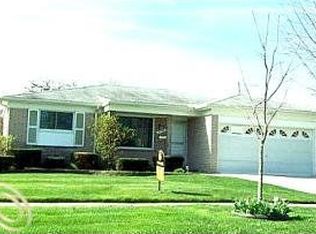 2752 Chesterfield Dr, Troy, MI 48083