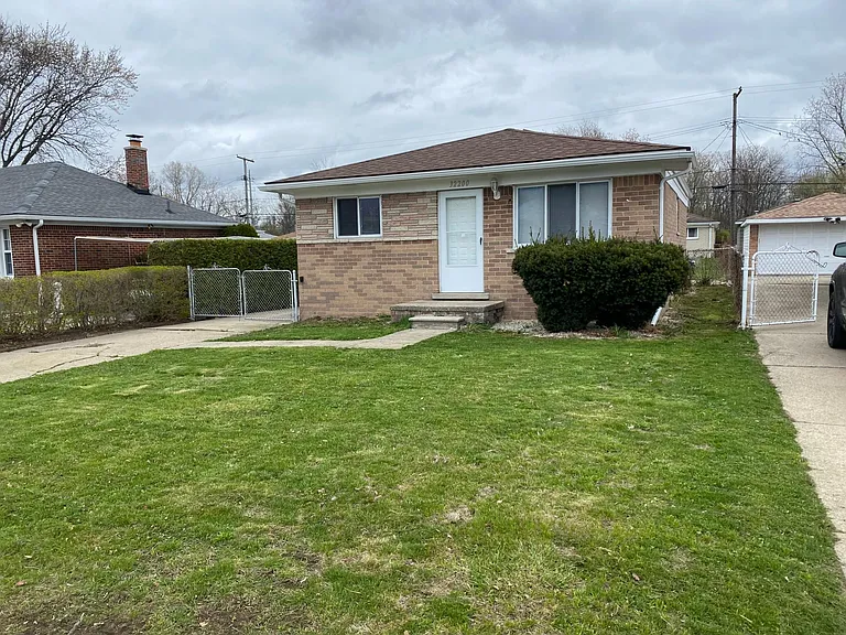 32200 Linderman Ave — Photo 2