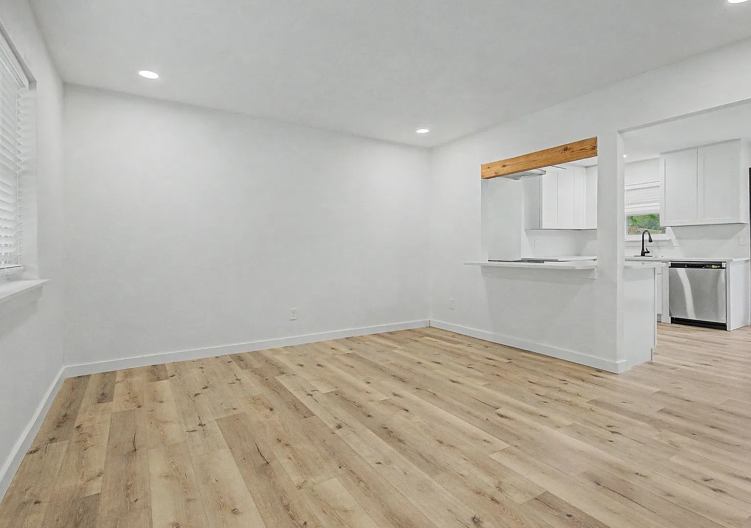 4 bedroom 2 bath completely remodeled — Photo 3