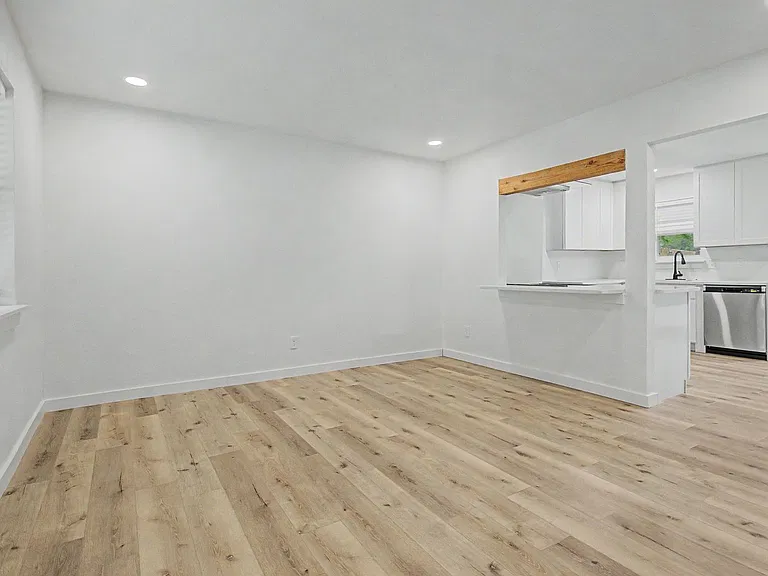 502 Rogers Way — Photo 3