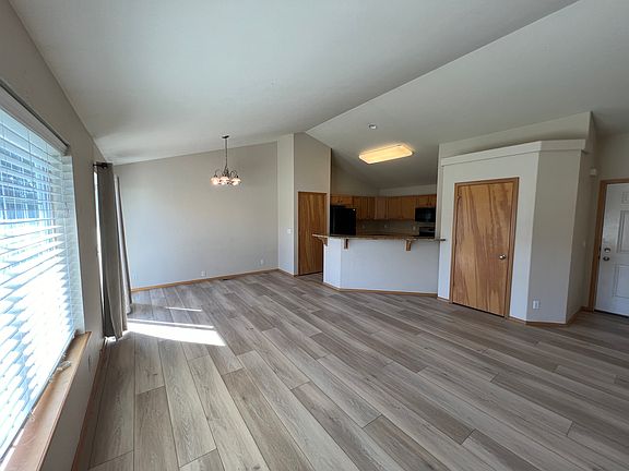 LIVING ROOM AND KITCHEN
DINING ROOM
NEW LUXERY VINYL FLOORING