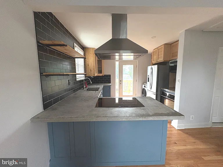 1708 Hall Ave #2 — Photo 3