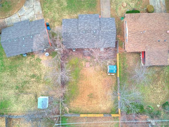 3rd image of 1033 Montgomery Cir