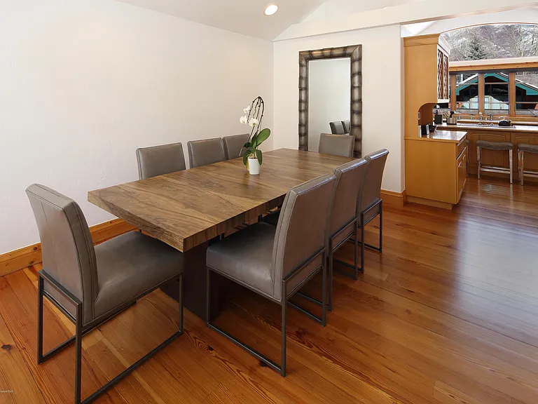 421 S West End St — Photo 28