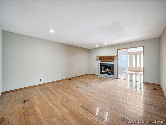 5th image of 3021 E Knoxville St