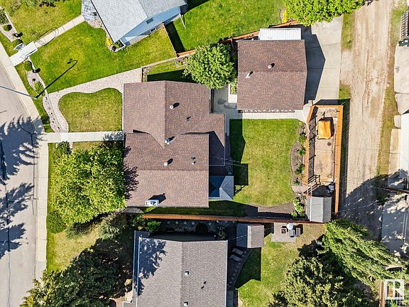 2nd image of 11 Clearwater Cres