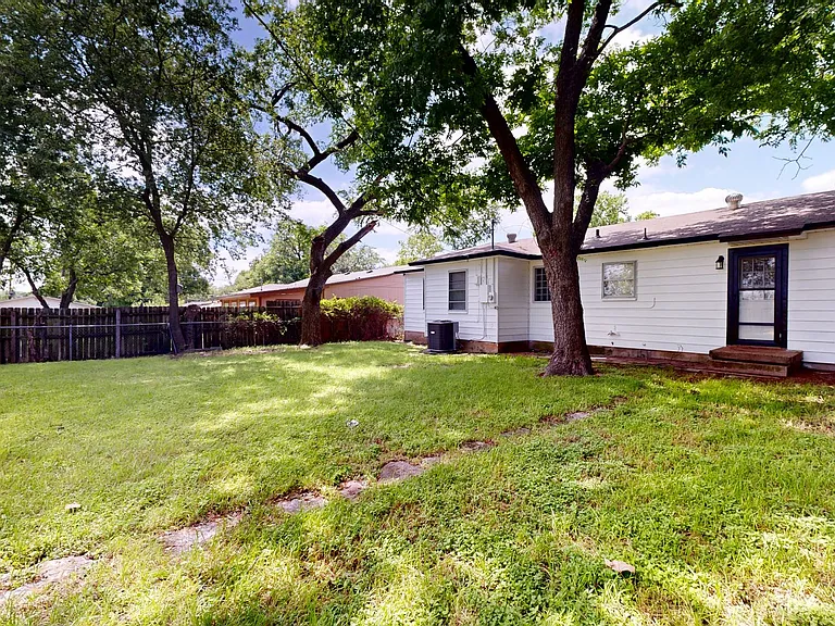 1901 White Ave — Photo 18