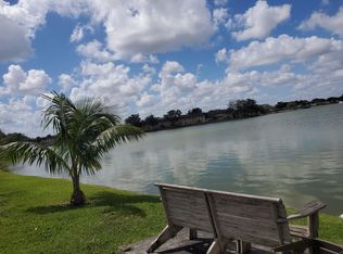 1st Month $995 & Sd $995 W/ Approved Credit! Full Renovated Lakefront, Granite Kitchen, Ss Applia..., Margate, FL 33063