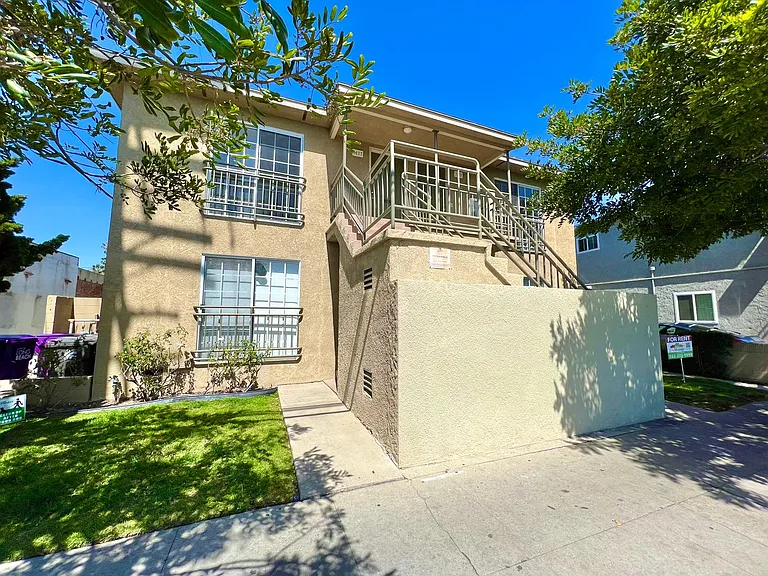 Top-Floor 2BD/1BA with Private Deck — Photo 18