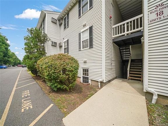2nd image of 18 Lexington Hl Unit 2