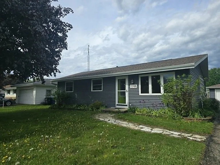 1146 Redwood Ln — Photo 2