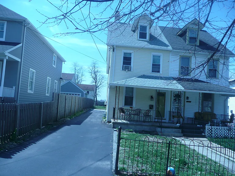 224 Highland Ave — Photo 2