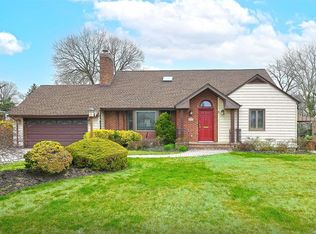 8 Glenwood Ln, Roslyn Heights, NY 11577