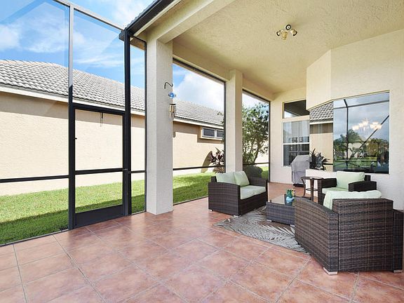 3rd image of 652 SW Lake Charles Cir