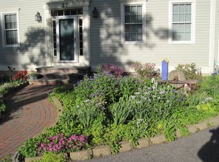 27 Sycamore Ln, Saunderstown, RI 02874