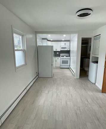 4th image of 201 Oswego St Unit 1