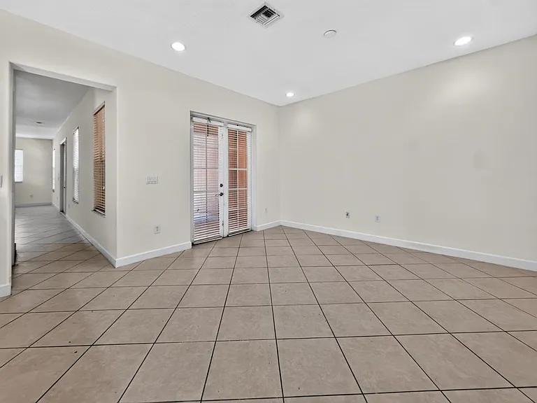 625 SW 146th Ter — Photo 35