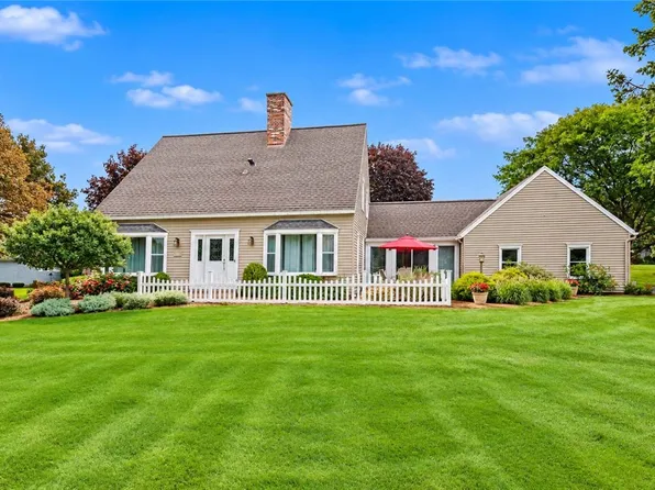 30 Stonington Dr, Pittsford, NY 14534