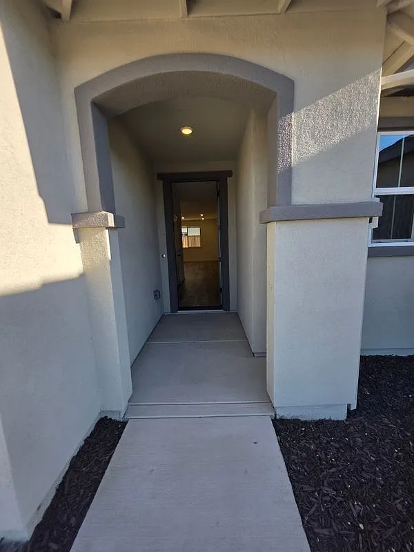 3 bed, 2.0 bath, 1855 sqft, $3,000 — Photo 2